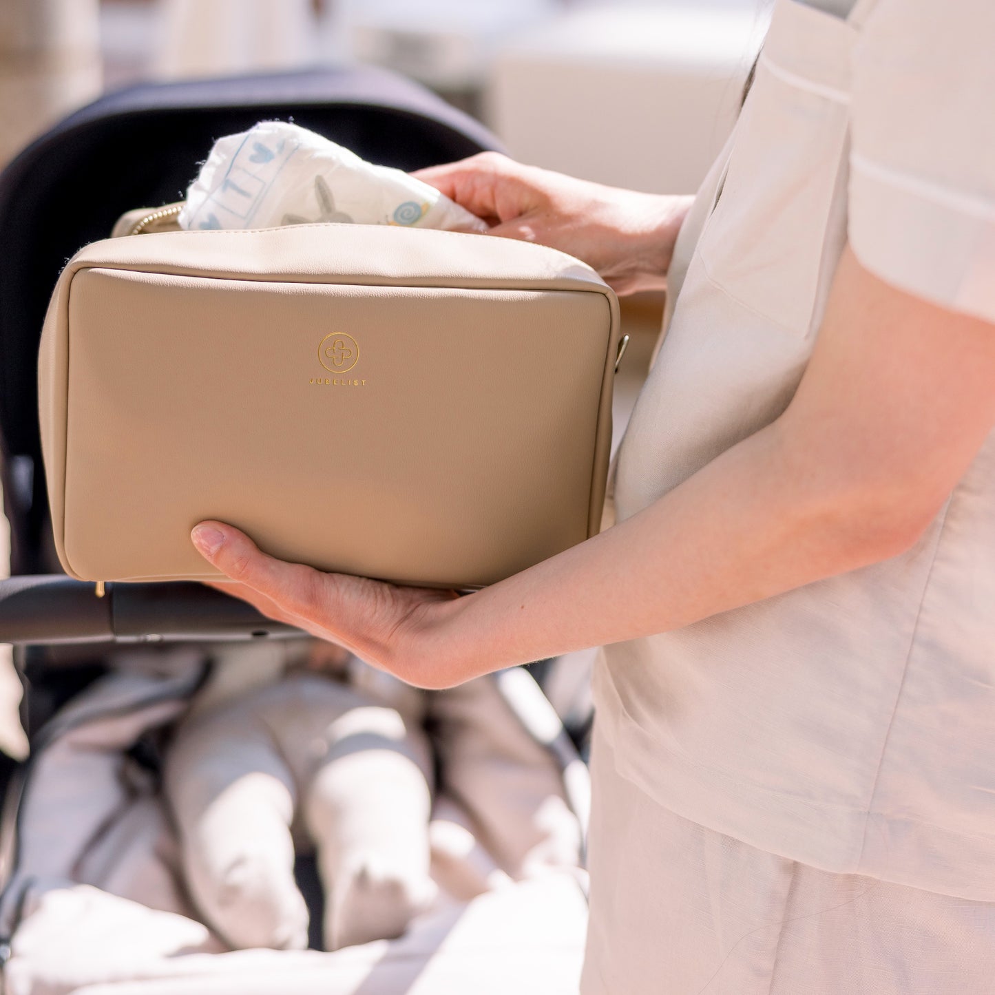 Nahaufnahme der ZOE XL als Wickeltasche, es wird eine Windel rausgeholt.