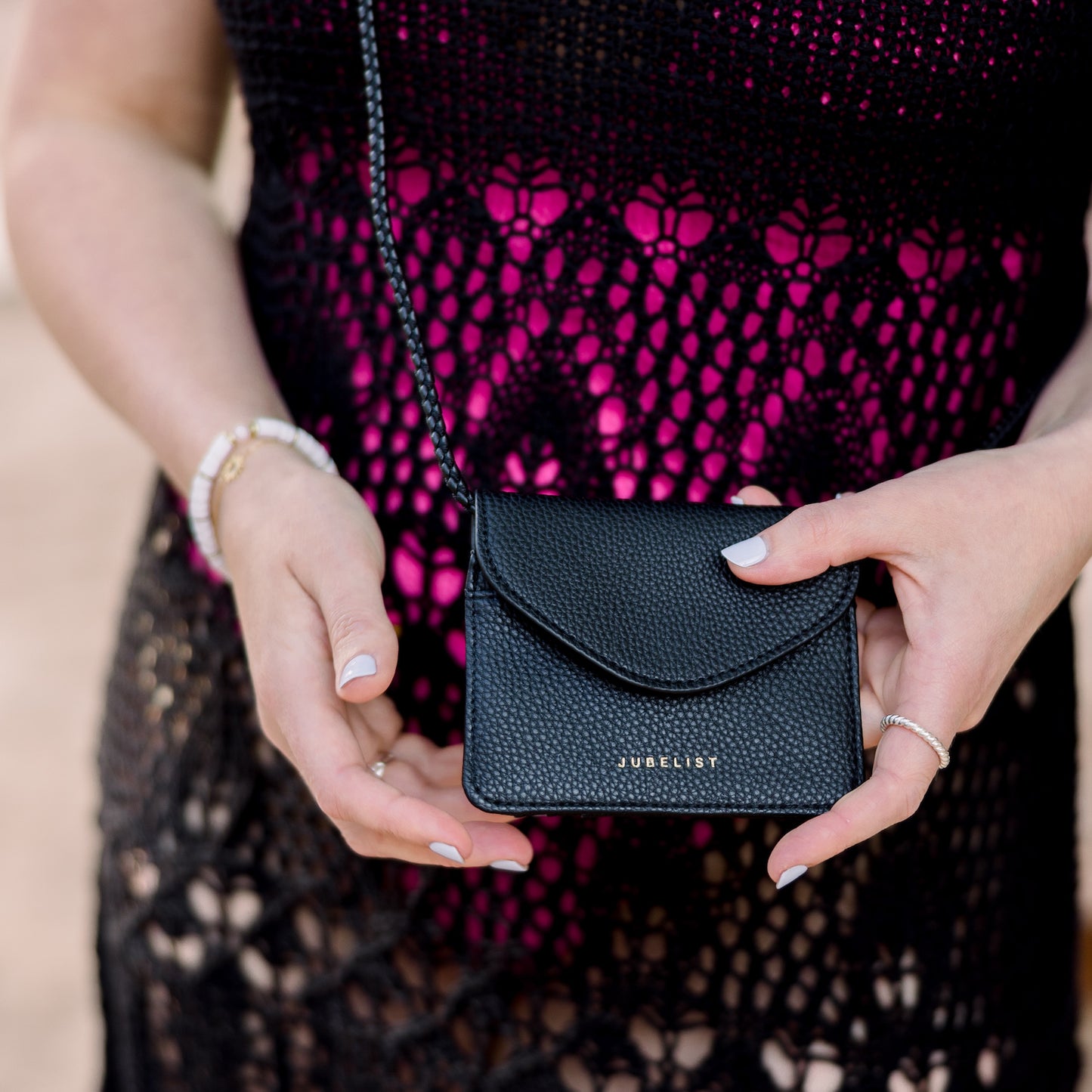 In Nahaufnahme das schwarze Portemonnaie BAILY in den Händen eines Models.