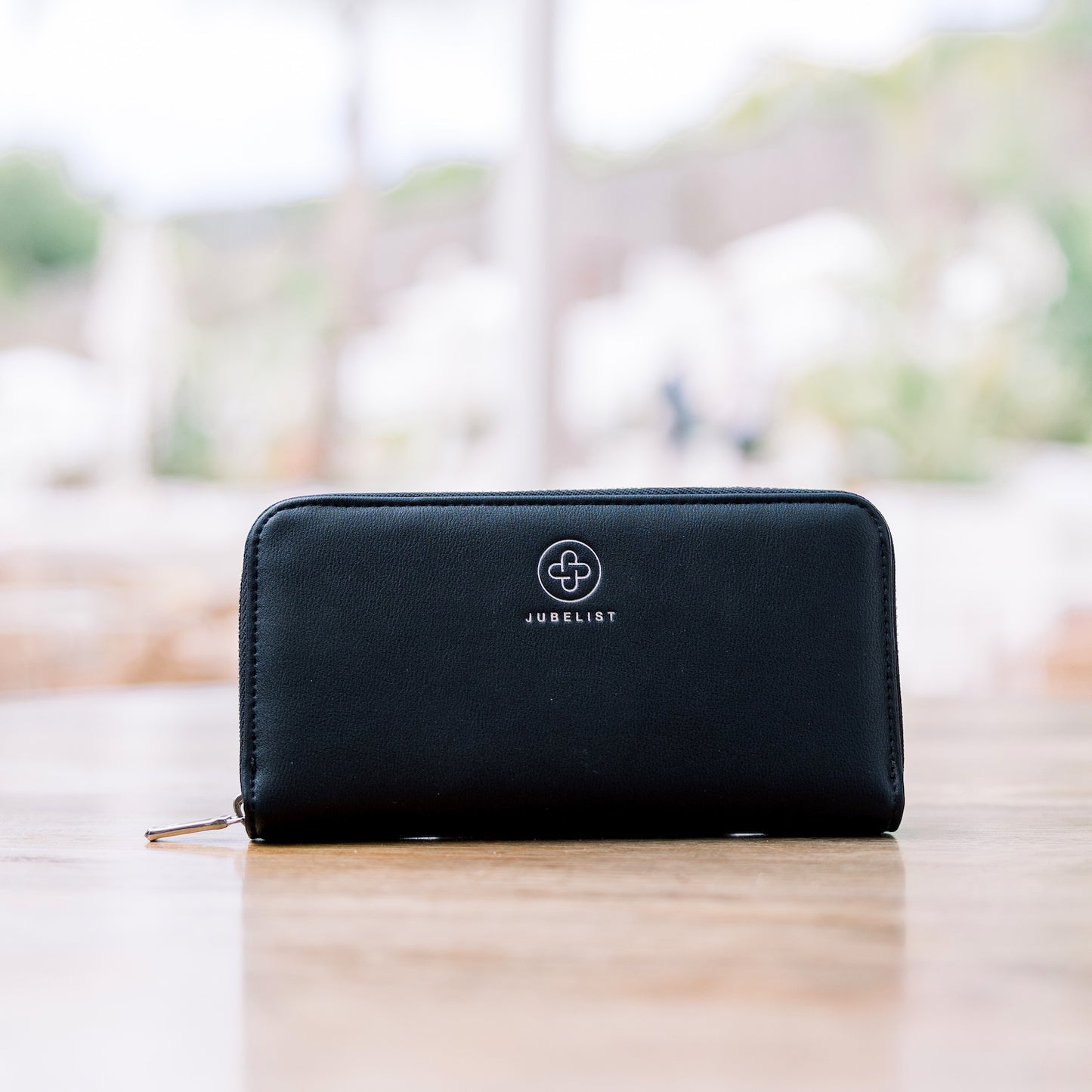 Das Foto zeigt eine Nahaufnahme des Portemonnaies in schwarz.