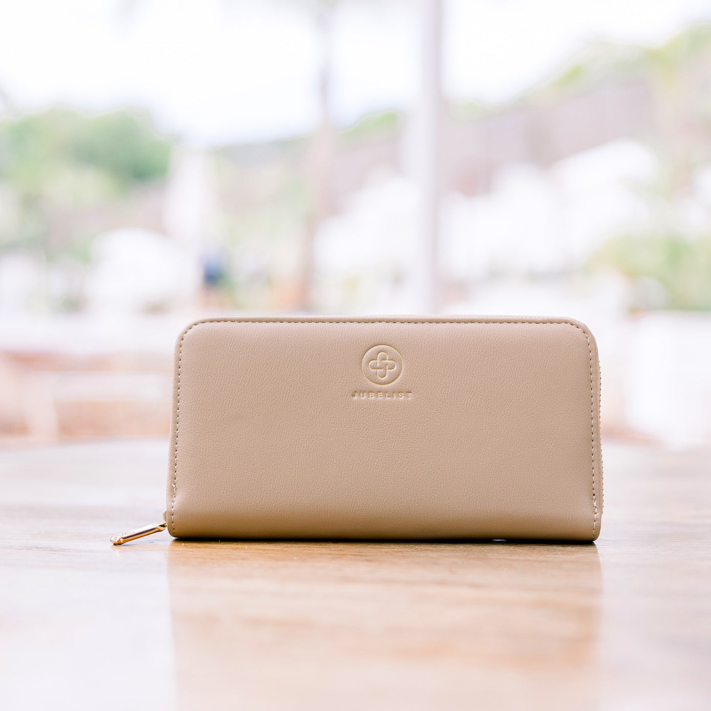 Das Foto zeigt eine Nahaufnahme des Portemonnaies in sand.