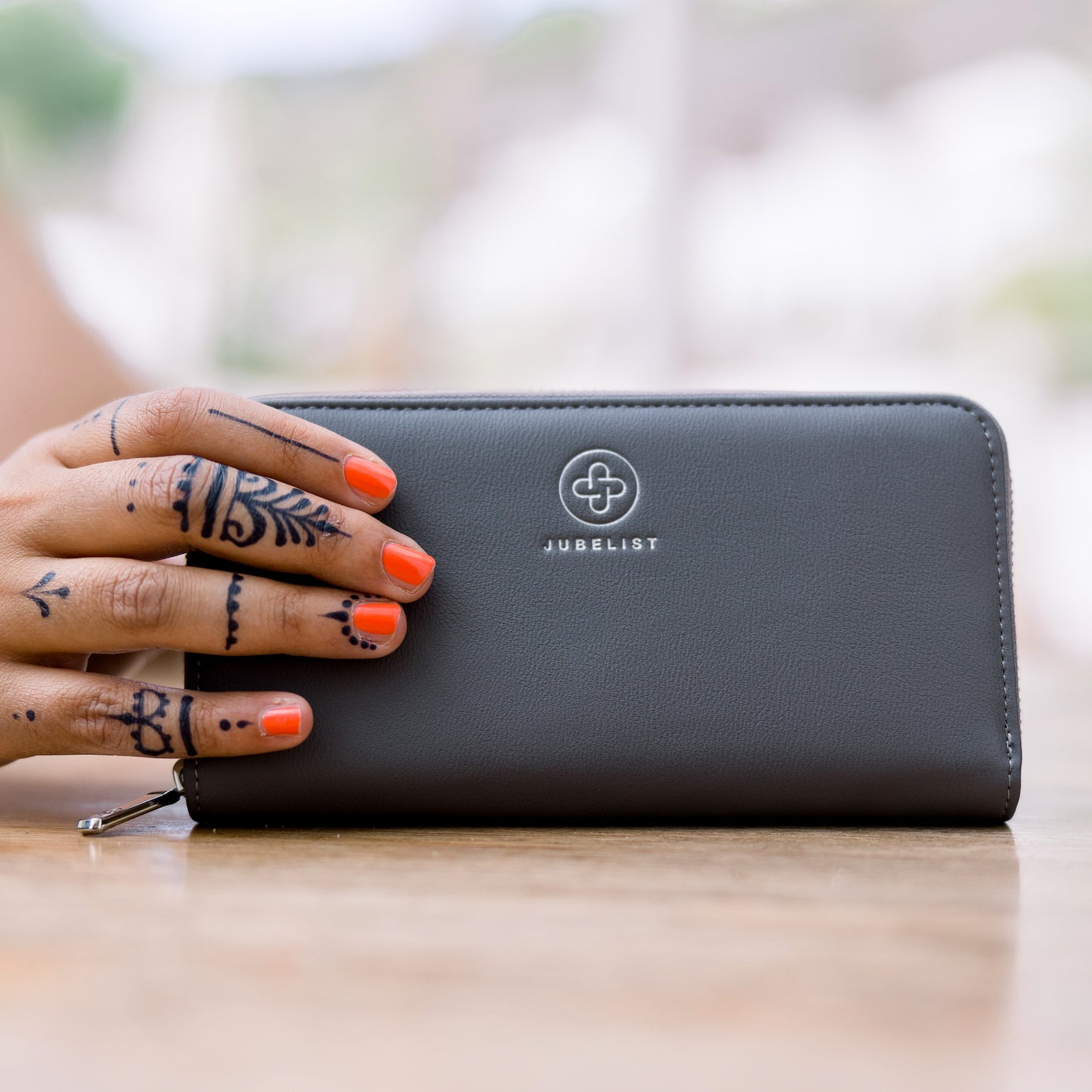 Das Foto zeigt eine Nahaufnahme des Portemonnaies in graphite.