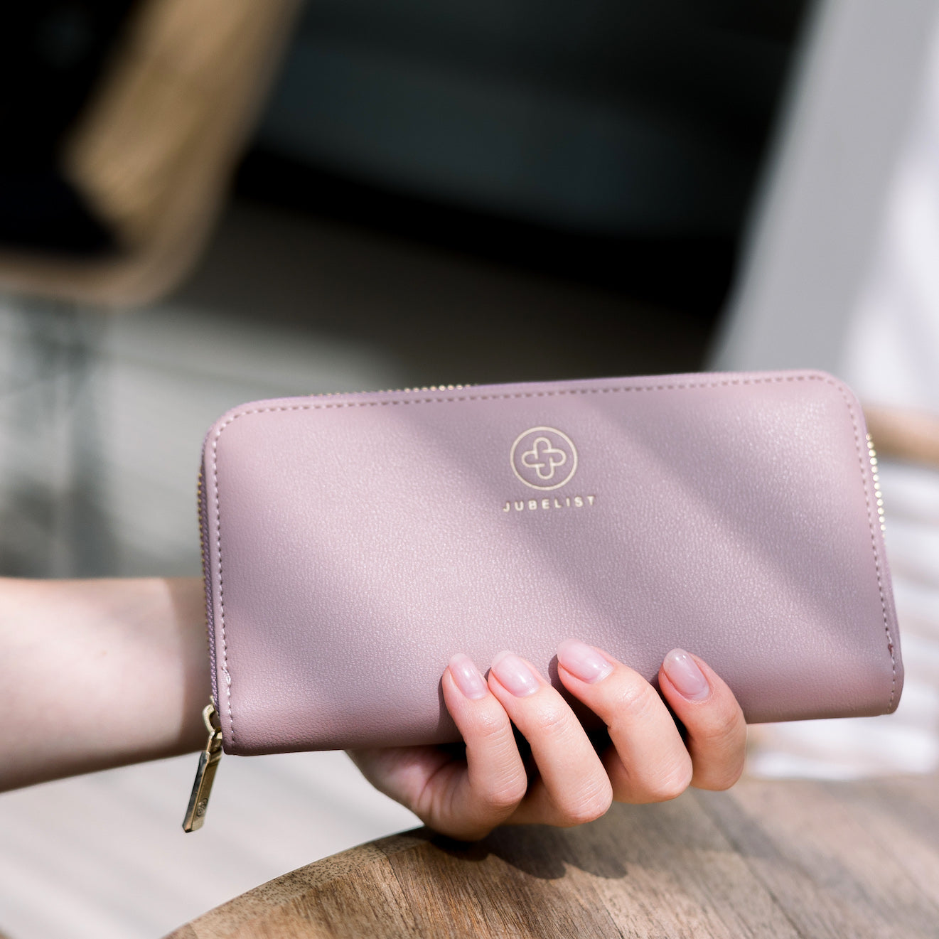 Das Foto zeigt eine Nahaufnahme des Portemonnaies in puder