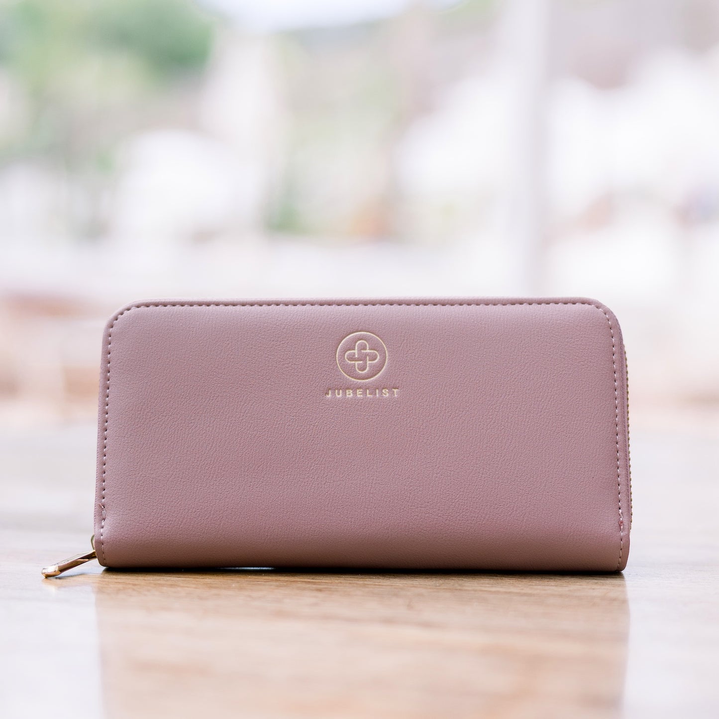 Das Foto zeigt eine Nahaufnahme des Portemonnaies in puder.