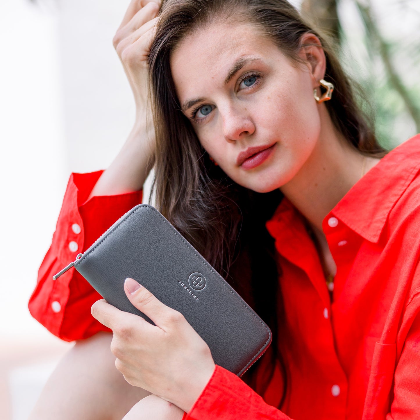 Das Foto zeigt eine Nahaufnahme des Portemonnaies in Graphite.