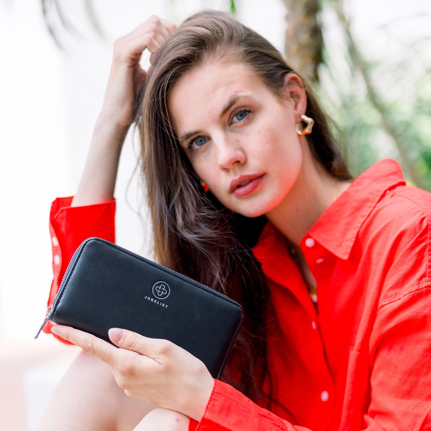 Das Foto zeigt eine Nahaufnahme des Portemonnaies in schwarz.