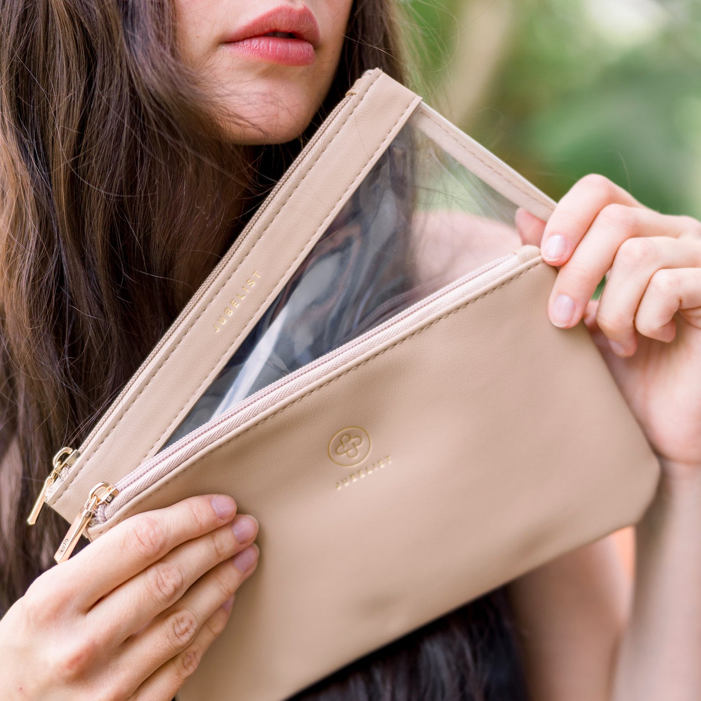 Das Foto zeigt eine Nahaufnahme des Sets in sand