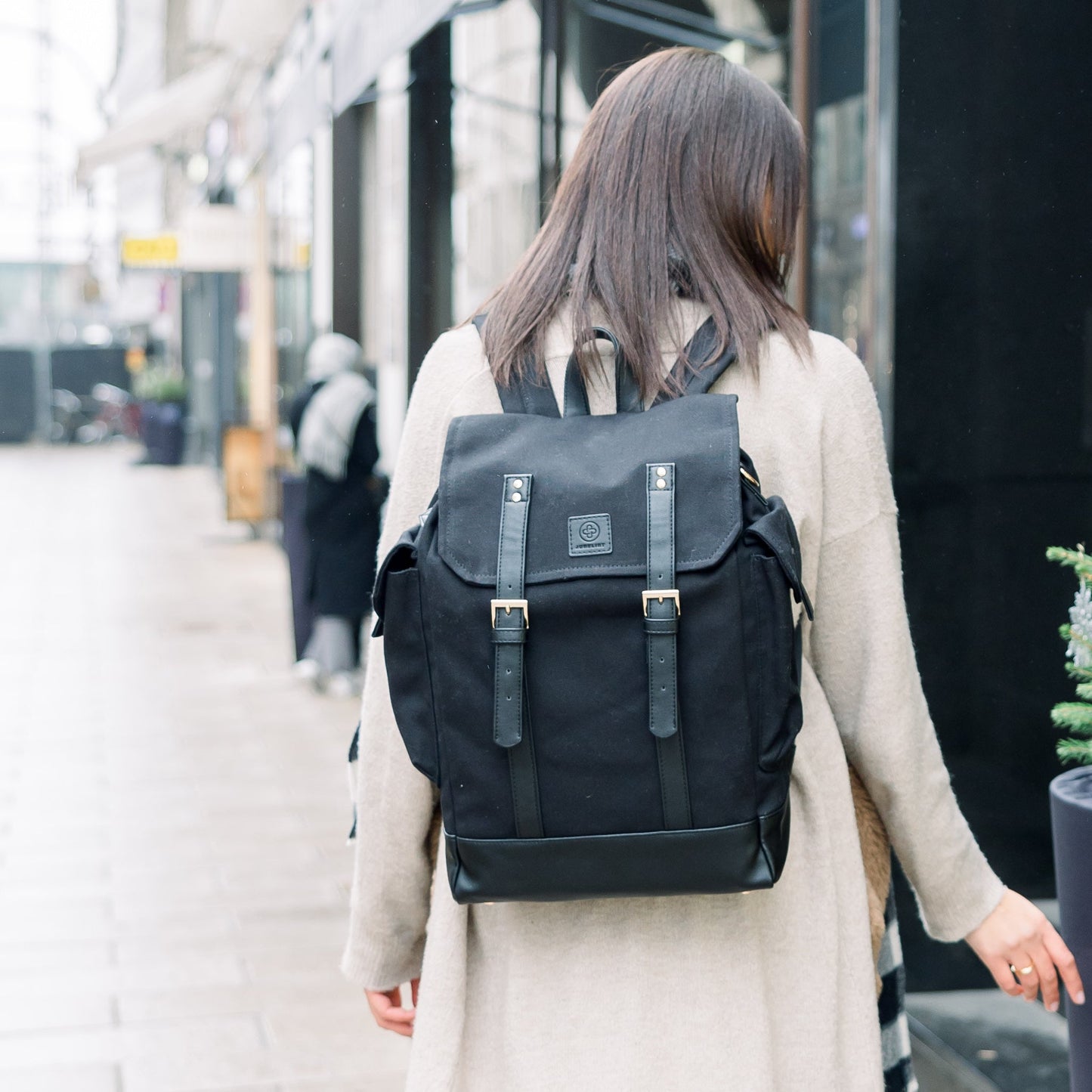 Eine Nahaufnahme des Rucksack in schwarz zeigt die Struktur des Stoffes und die Details