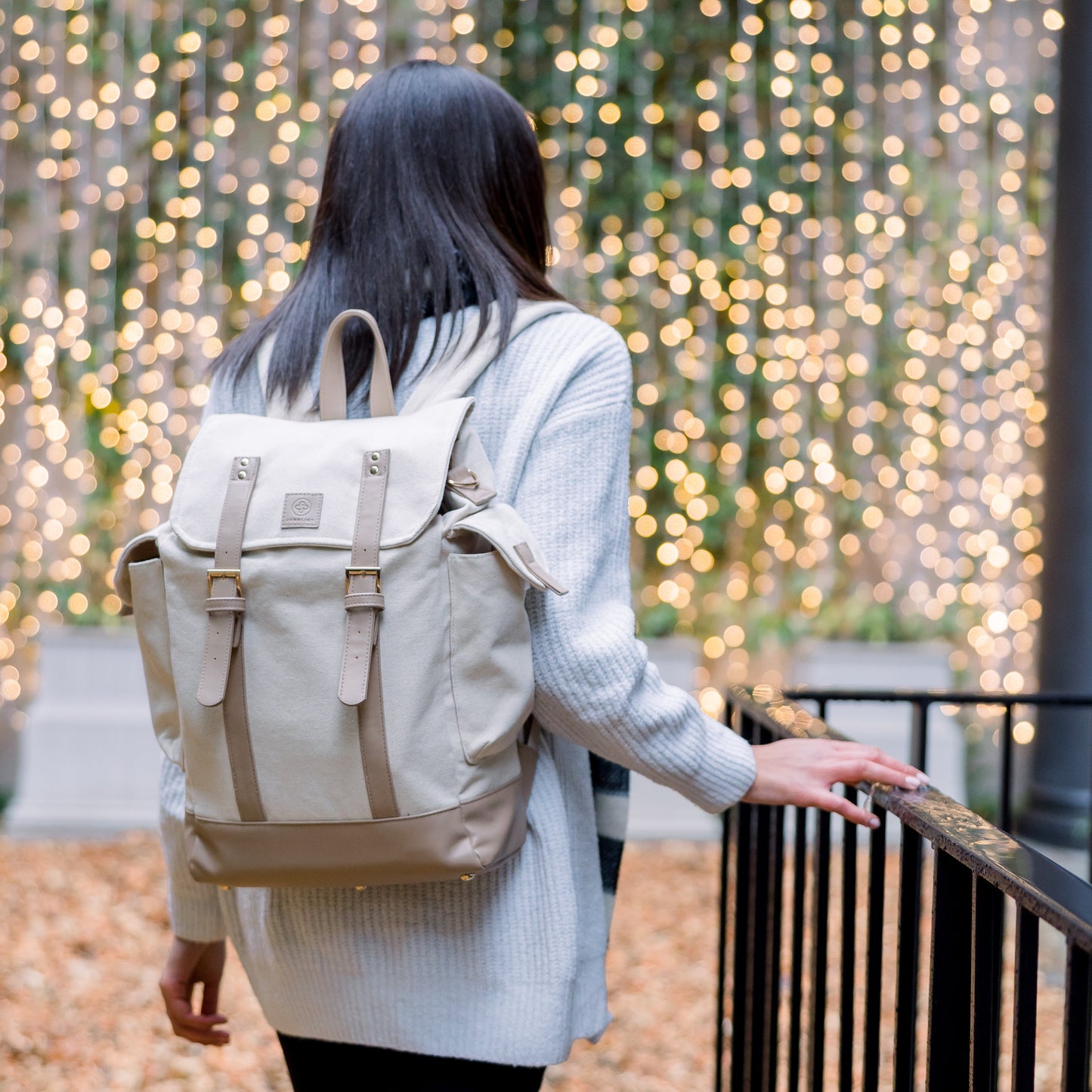 Eine junge Frau trägt den Adventure in sand auf ihrem Rücken
