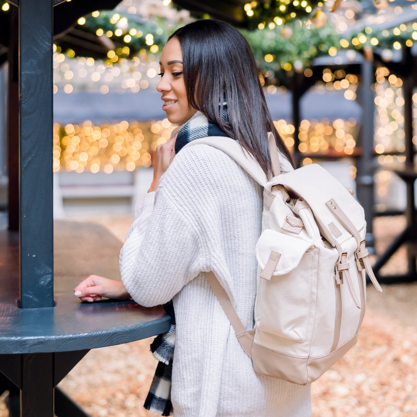 Der Rucksack in sand wird von der Seite gezeigt