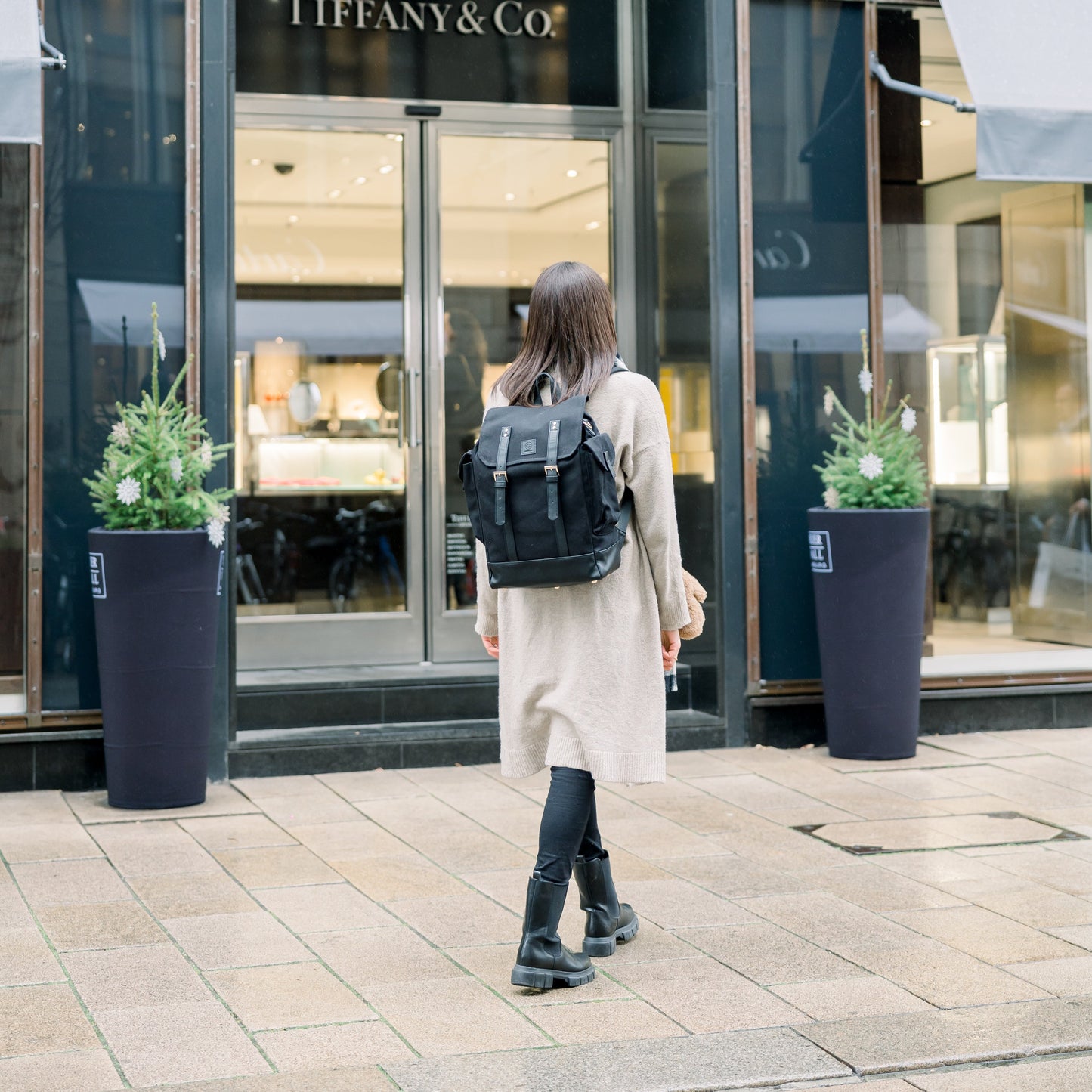 Eine dunkelhaarige Frau trägt den Adventure in schwarz auf ihrem Rücken