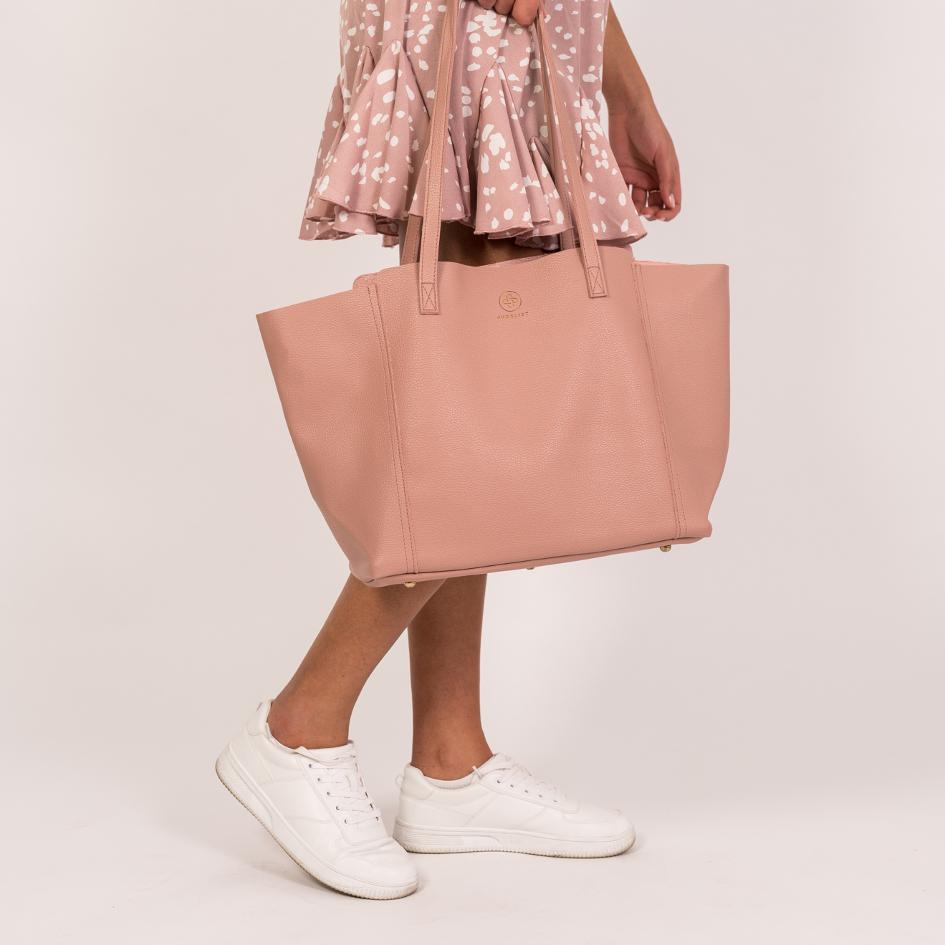 Eine Nahaufnahme des Shopper in puder zeigt die genarbte Struktur des Materials