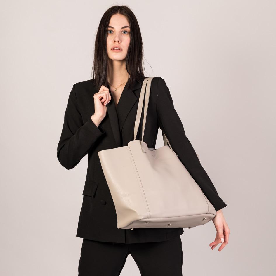 Eine junge Frau trägt die Victoria in stone zu einem schwarzen Hosenanzug