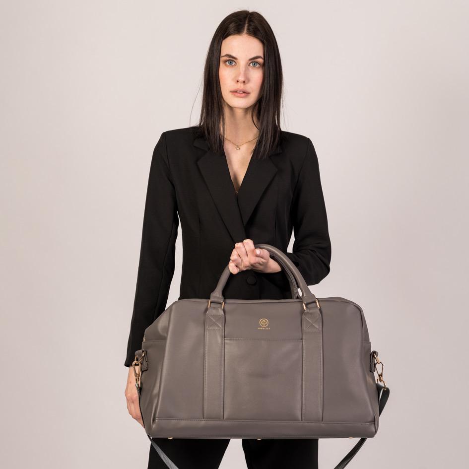 Der Linus in graphite wird direkt vor dem Körper am Griff gehalten