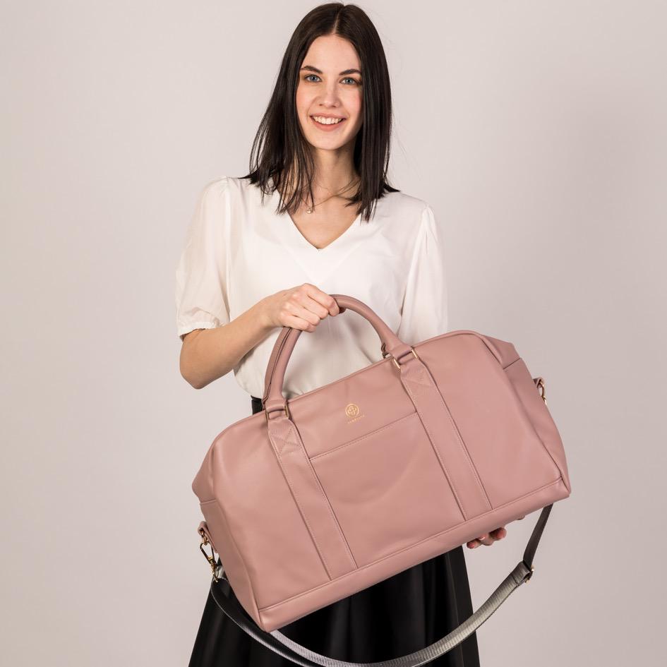 Eine junge Frau hält strahlend den Linus in puder in den Händen