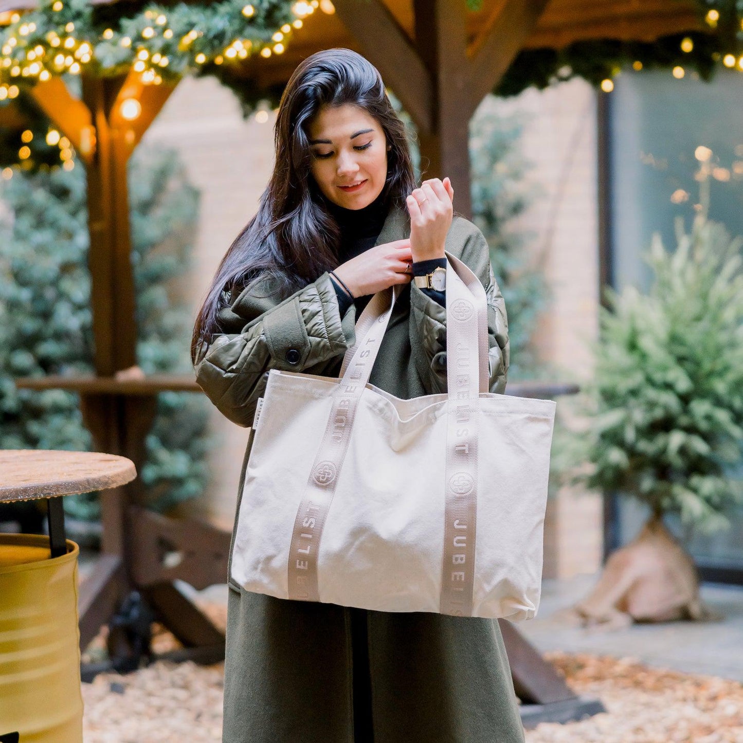 Der Canvas Shopper in sand mit seinem tollen Logoprint von Jubelist auf dem Tragegurt wird gezeigt