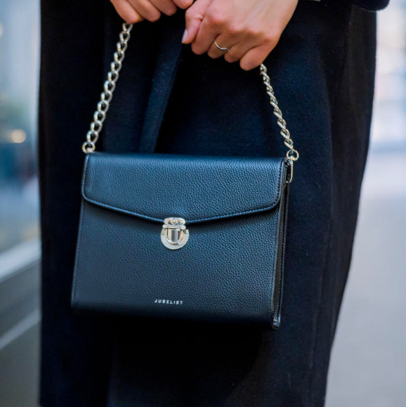 Eine Nahaufnahme zeigt die genarbte Struktur der Tasche in schwarz