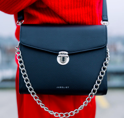 Die Nahaufnahme der Tasche in schwarz und silber zeigt die tolle Kette und das schöne genarbte vegane Leder