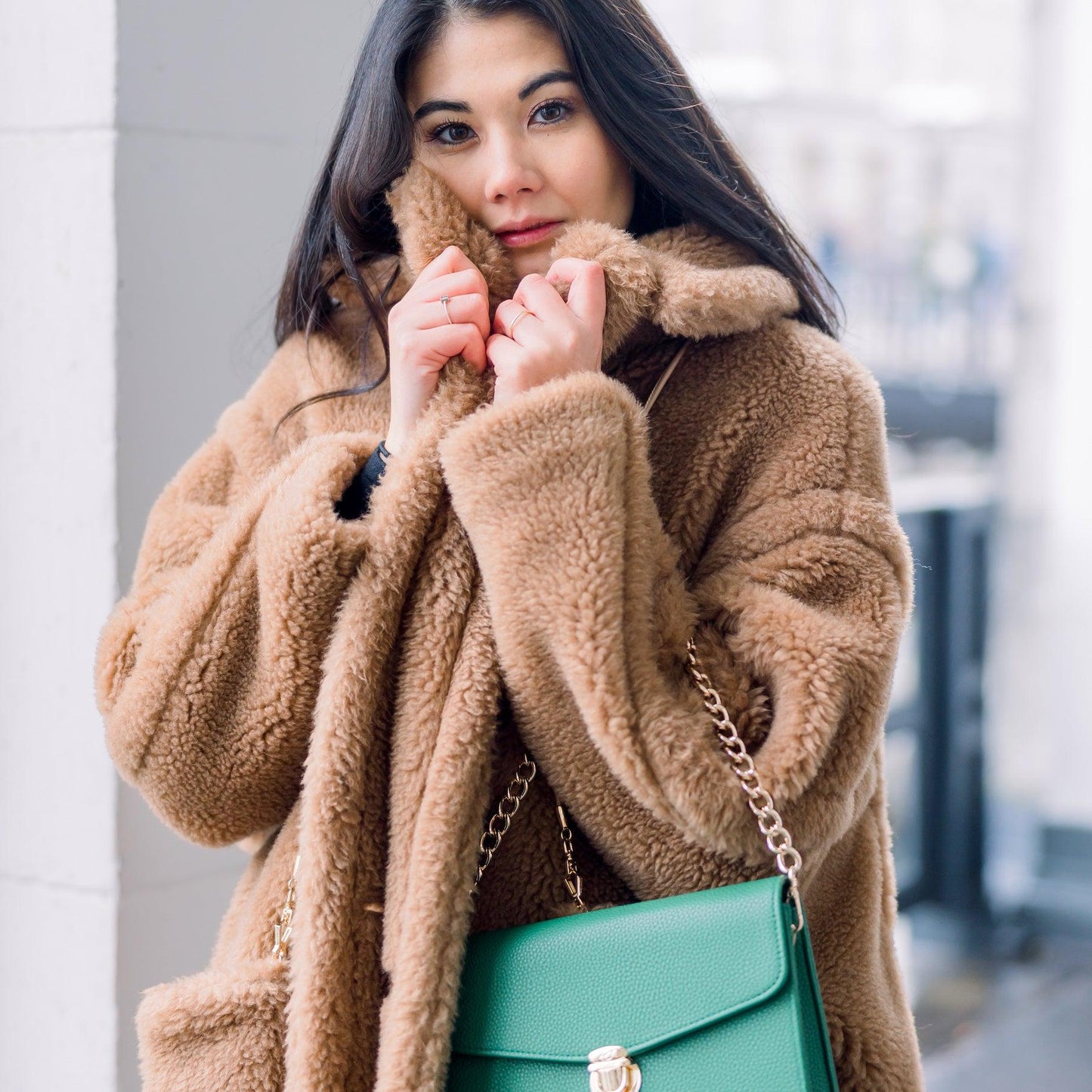 Zu ihrem braunen Teddymanien trägt eine junge Frau die Day & Night 2.0 in grün