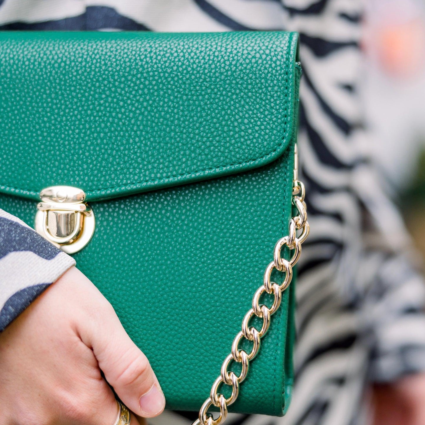 Die Day & Night 2.0 in grün mit der dicken goldenen Kette als Taschengurt