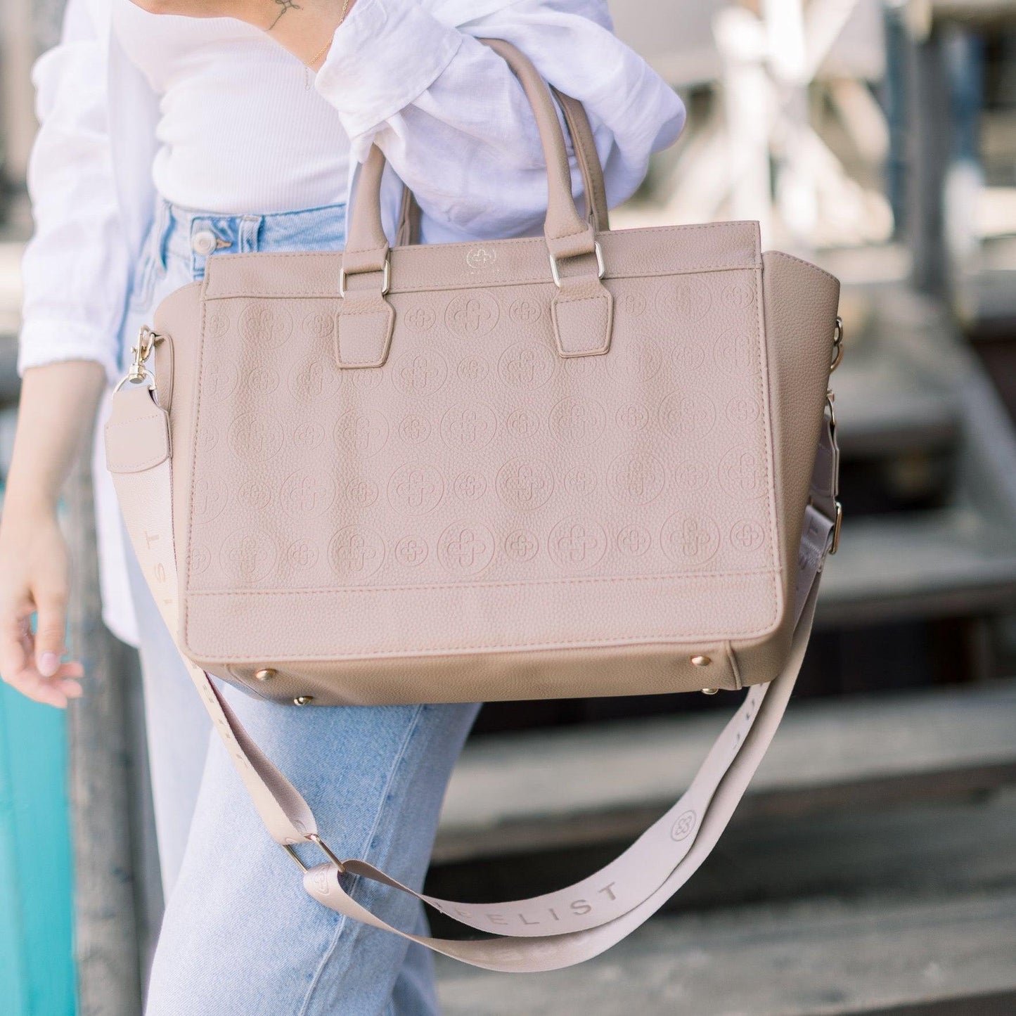 Nahaufnahme der Business Bag Logo Edition in taupe mit dem Signatur Strap in sand