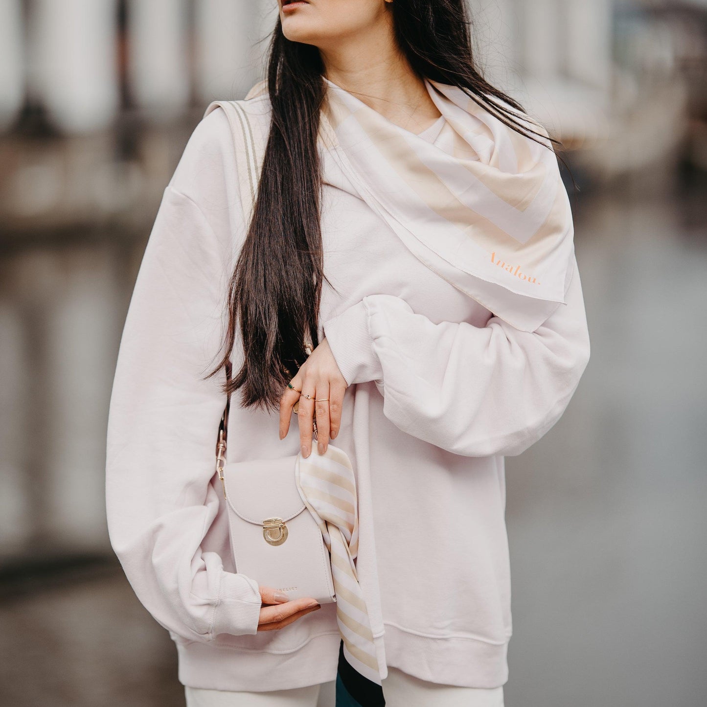 An die  Day & Night in Flieder hat unser Model mit einem schmalen Chiffon Tuch von Analou  versehen