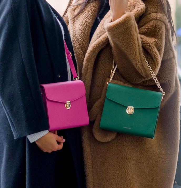 Die Tasche wird in den Farben hot pink und grün gezeigt