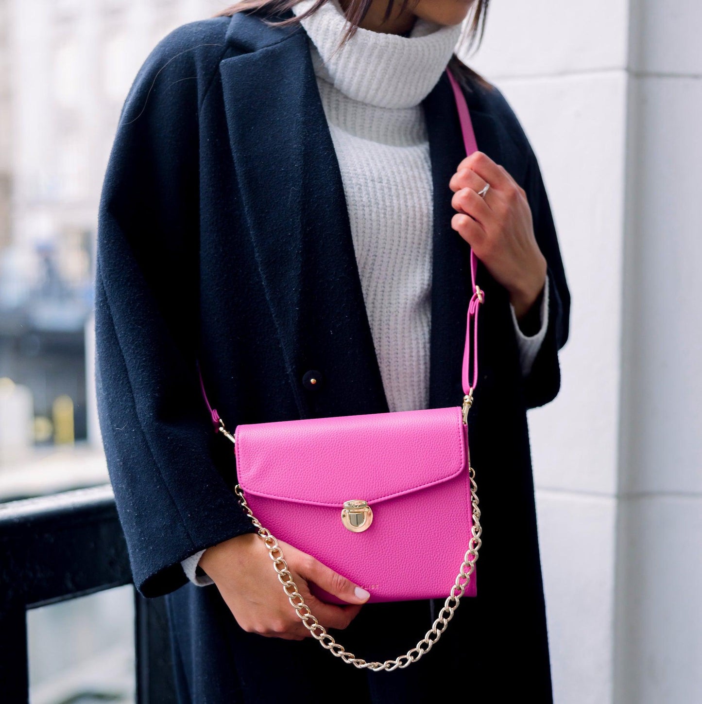 Die Tasche wird mit dem passenden Schultergurt crossbody getragen und die Kette  ist an den Halterungen befestigt und hängt nach unten