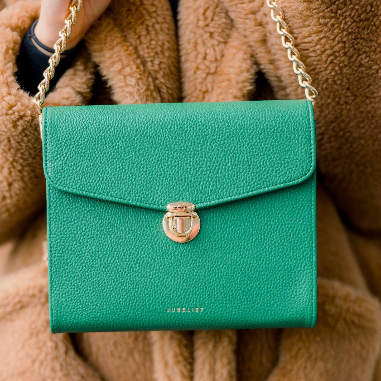 Die Nahaufnahme der Day & Night 2.0 in grün zeigt die Tasche in der Vorderansicht mit Logo und Schnappschnalle