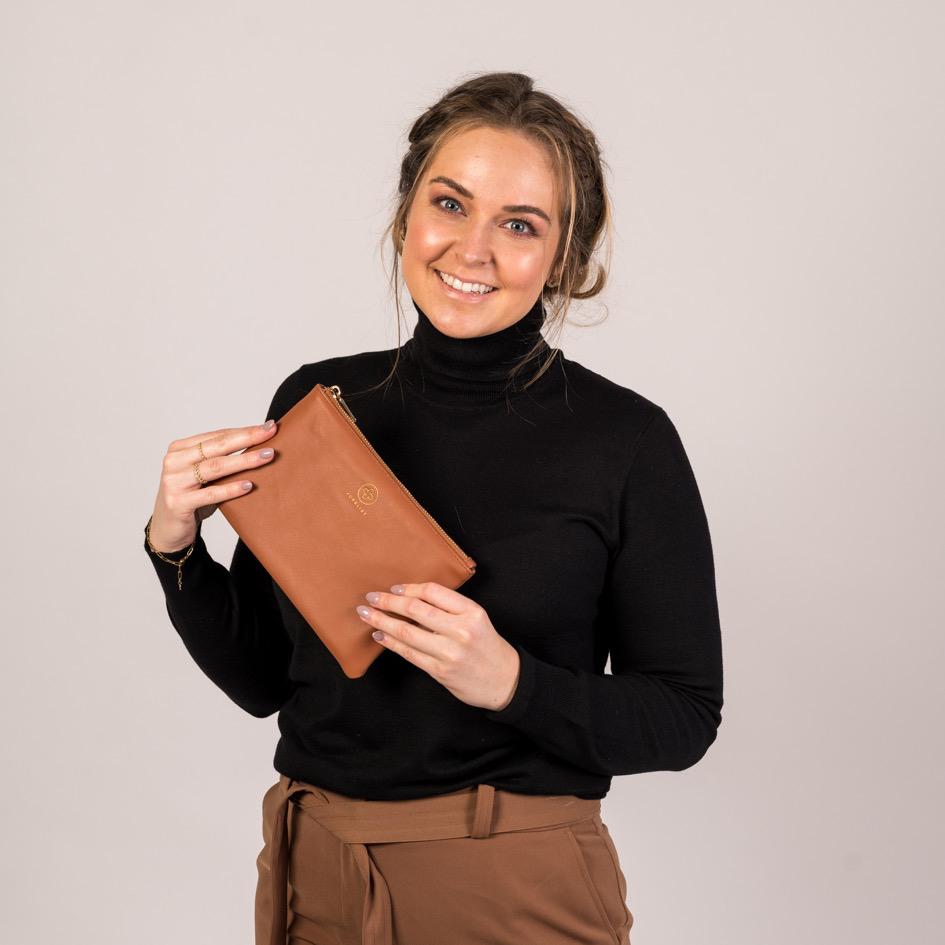 Die Mum Pouch in hazelnut wird in den Händen gehalten und gezeigt