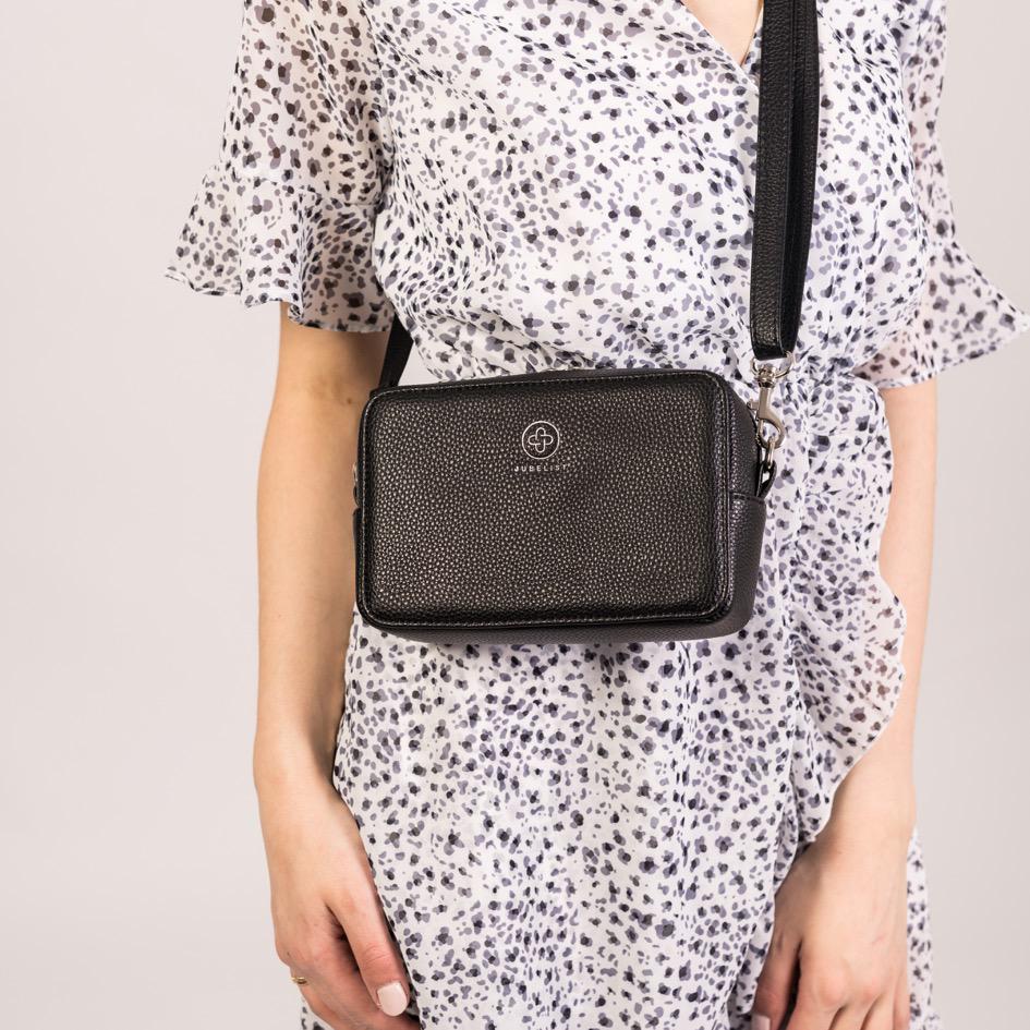 Die Nahaufnahme zeigt das genarbte vegane Leder der Jade in schwarz silber