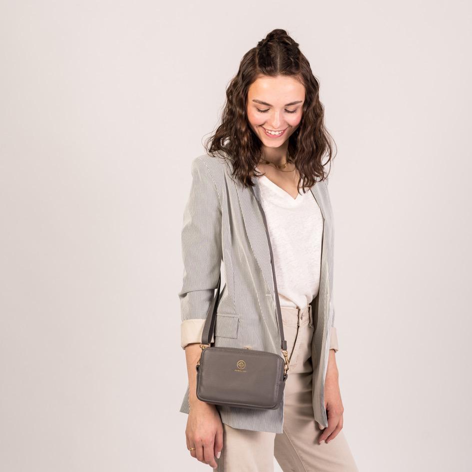 Die Jade in graphite als Umhängetasche über der Schulter