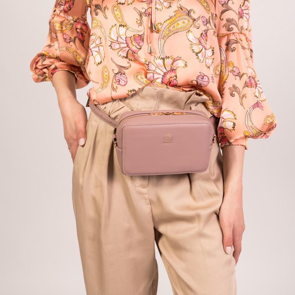 Die Jade in Puder wird als Gürteltasche lässig vorm Bauch getragen