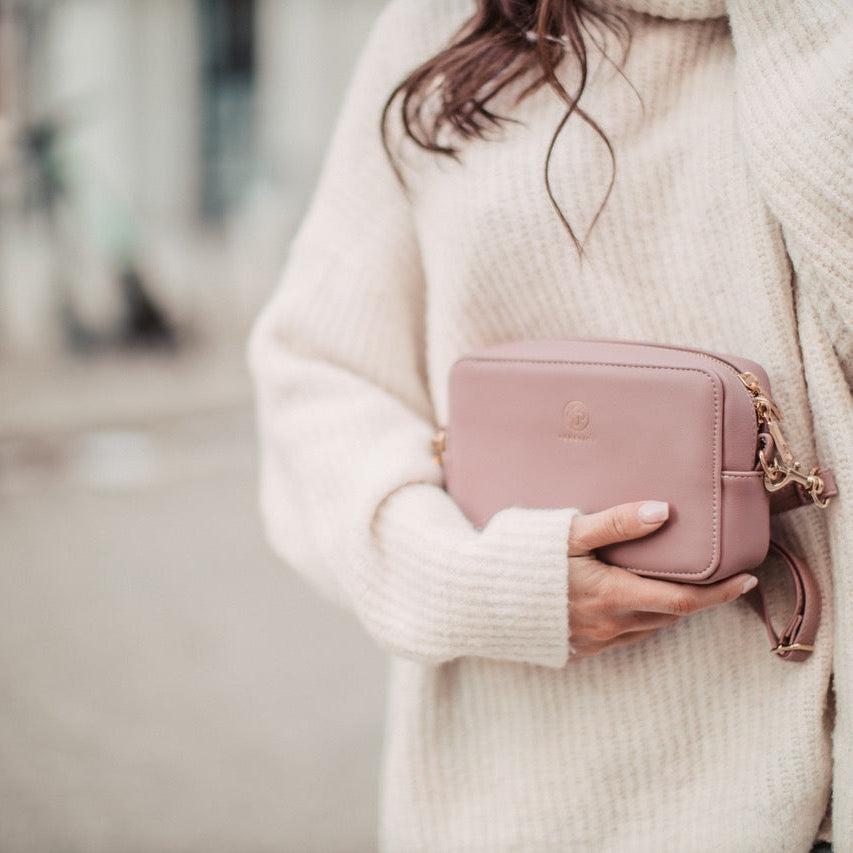 Die Jade in Puder wird in der Hand getragen