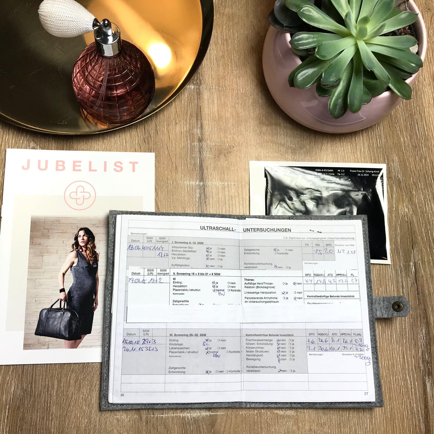 Die Mutterpasshülle liegt aufgeschlagen auf einem Holztisch