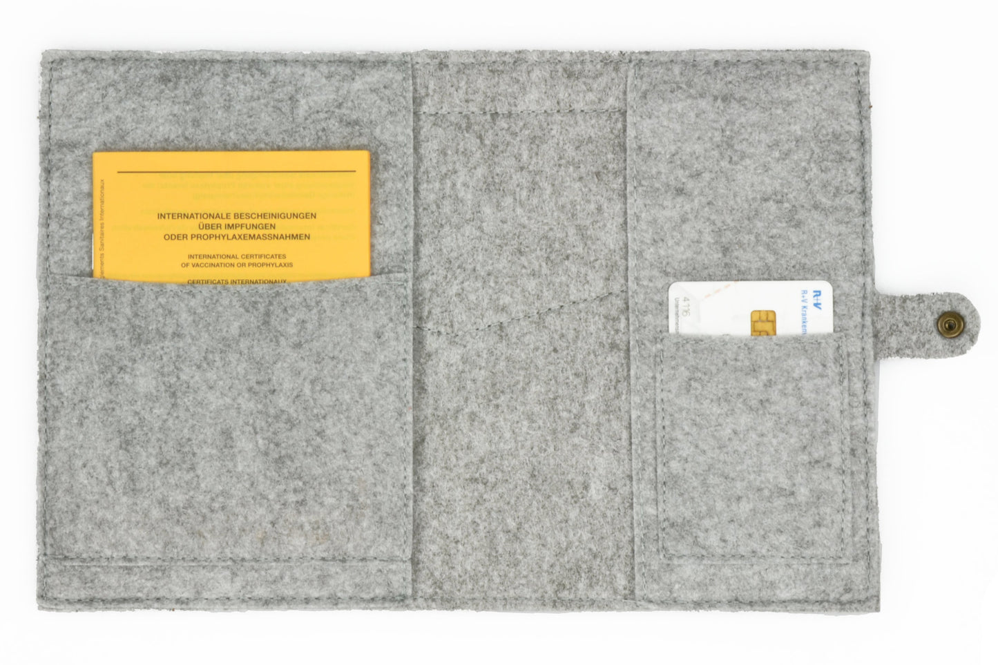 Mutterpasshülle in grau / graphite ist aufgeklappt und zeigt einen Impfpass in einem Fach und eine Gesundheiitskarte in einem anderen Fach