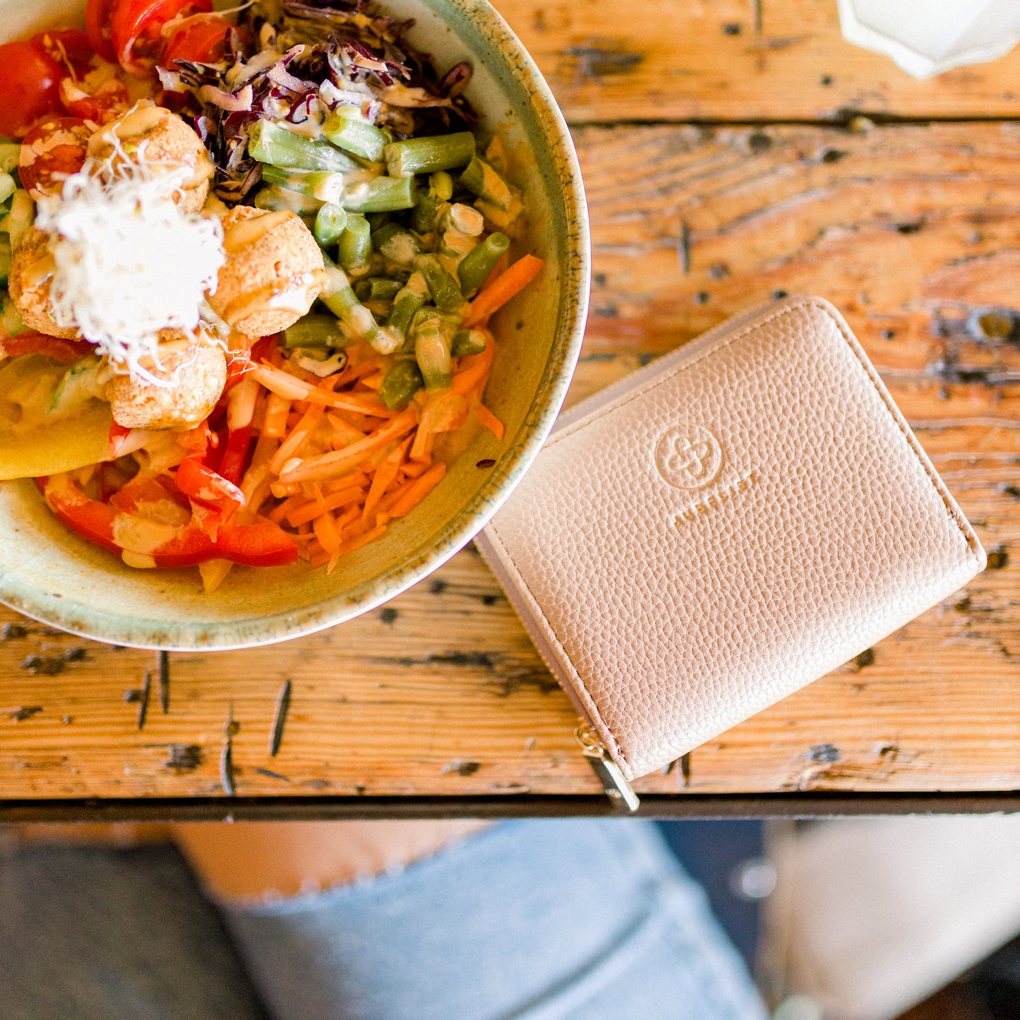 Auf einem markanten Tisch ist eine Bowl zu sehen und daneben liegt das Medium Size in white