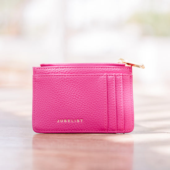 Das Foto zeigt eine Nahaufnahme des Portemonnaies in pink.