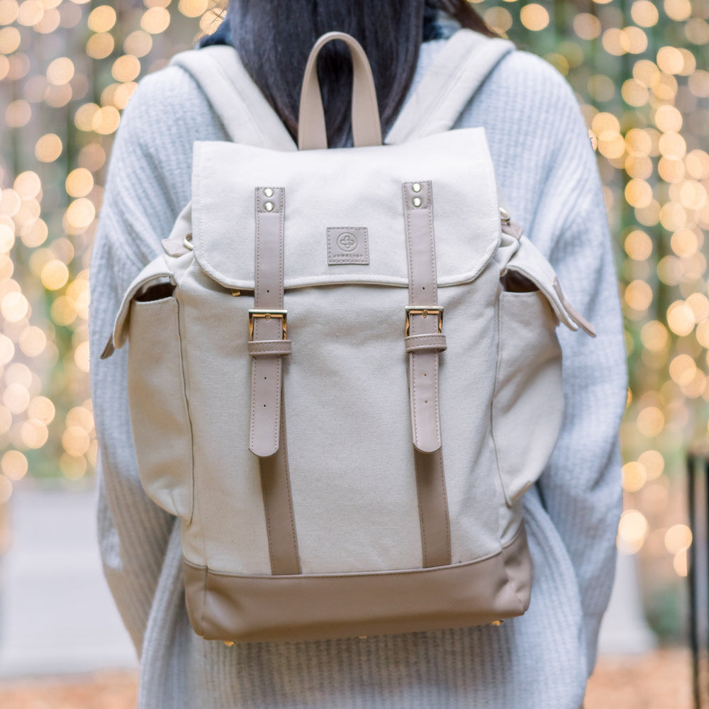 
                  
                    Eine Nahaufnahme des Rucksacks in sand zeigt alle Details  wie Schnallen, Seitentaschen und das Jubelist Logo
                  
                