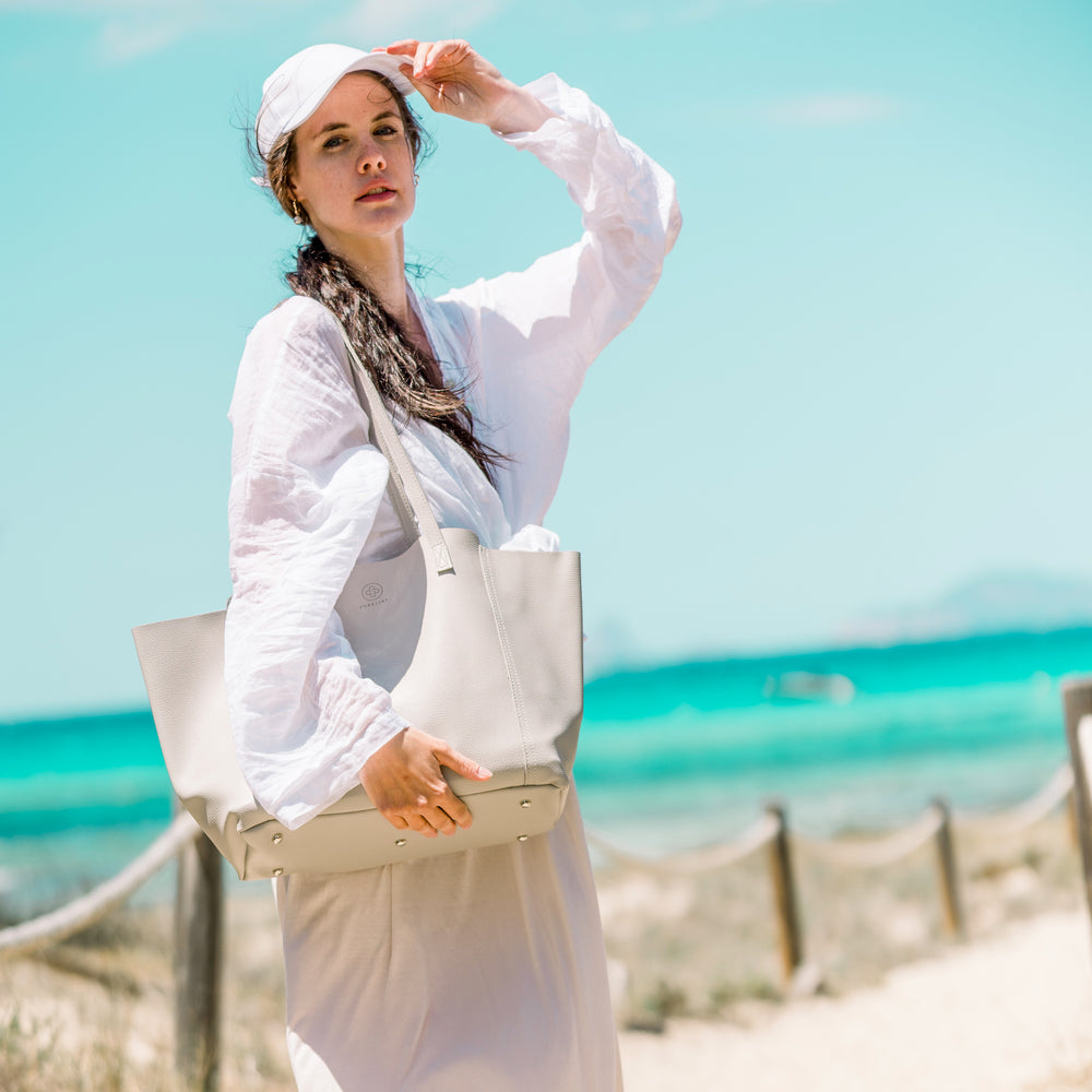 
                  
                    Mit Strand im Hintergrund steht ein Model mit der Victoria in stone. 
                  
                