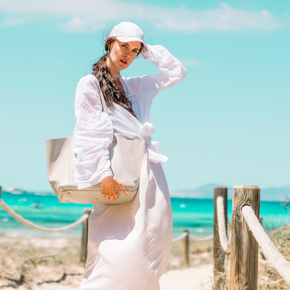 
                  
                    Mit Strand im Hintergrund steht ein Model mit der Victoria in stone. 
                  
                