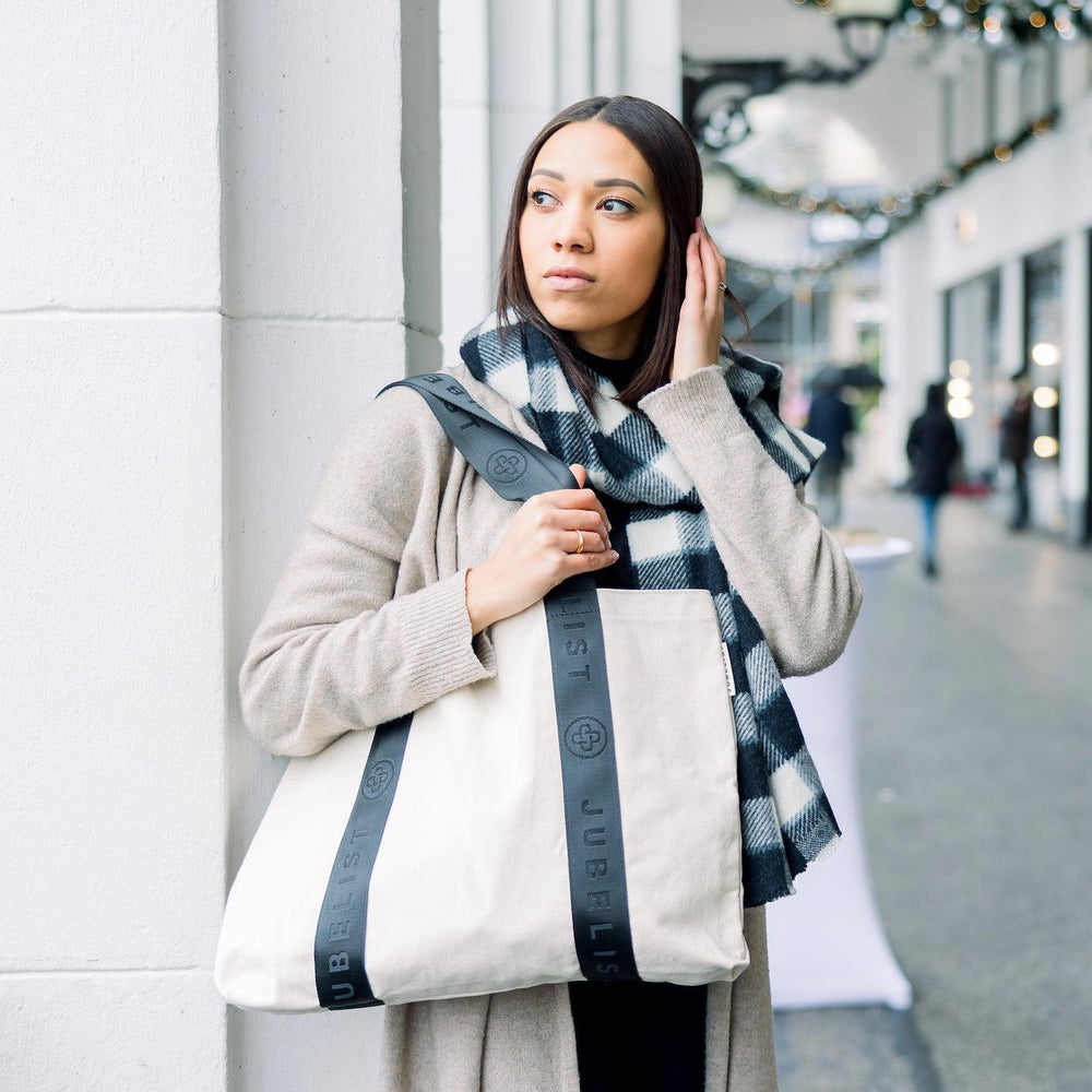 
                  
                    Eine junge Frau trägt den Canvas Shopper über der Schulter und er passt perfekt zu ihrem Outfit
                  
                