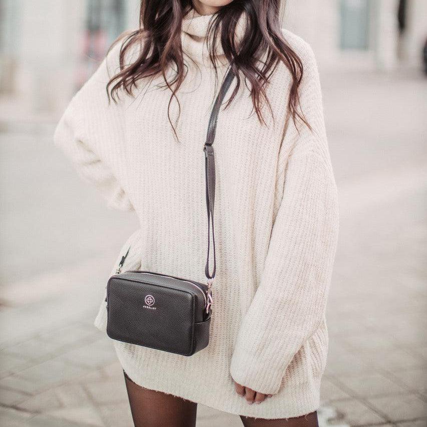 
                  
                    Die Jade in schwarz silber wird crossbody getragen
                  
                