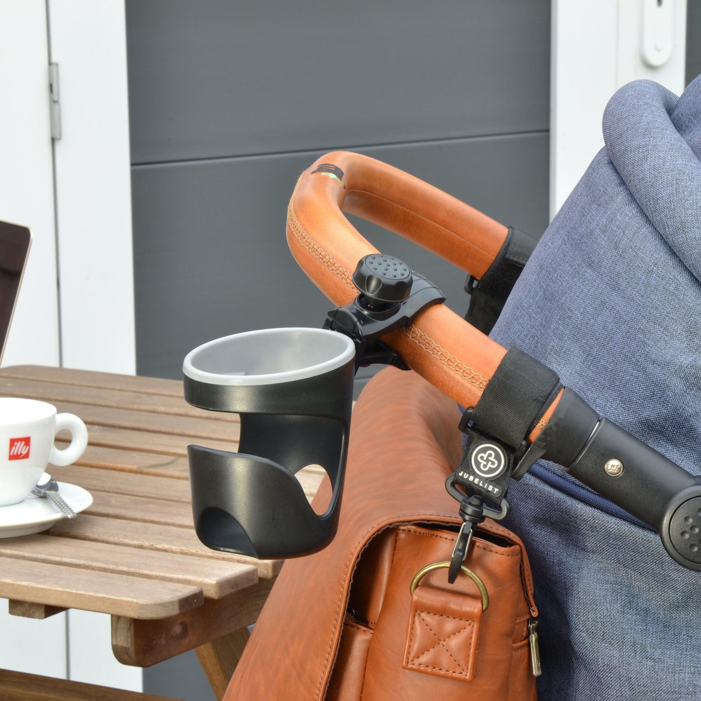 Die Stroller Books sind an einem Kinderwagen befestigt und halten eine Massenger Bag Ben