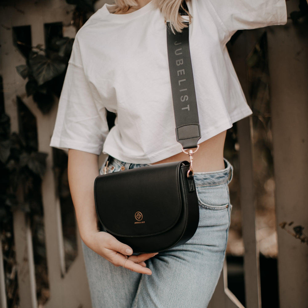 
                  
                    Eine Saddle Bag in schwarz kombiniert mit einem Fashion Strap in schwarz werden hervorgehoben
                  
                