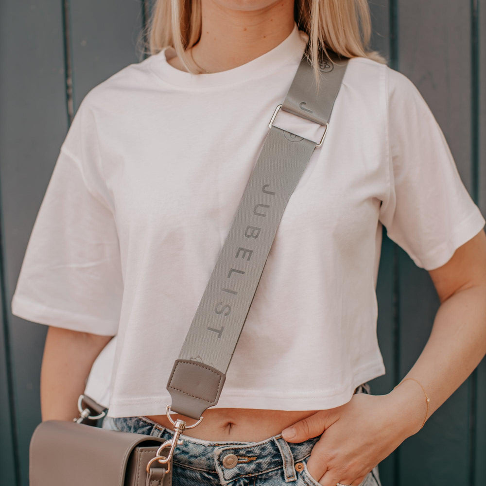
                  
                    Auf der Nahaufnahme des Fashion Strap in graphite silber sieht man den Jubelist Schriftzug
                  
                