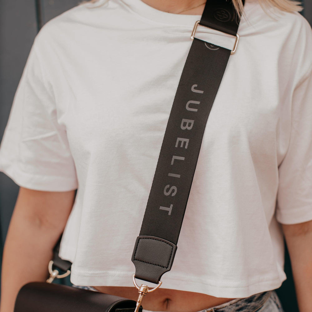 
                  
                    Eine Nahaufnahme des Fashion Strap in schwarz silber
                  
                