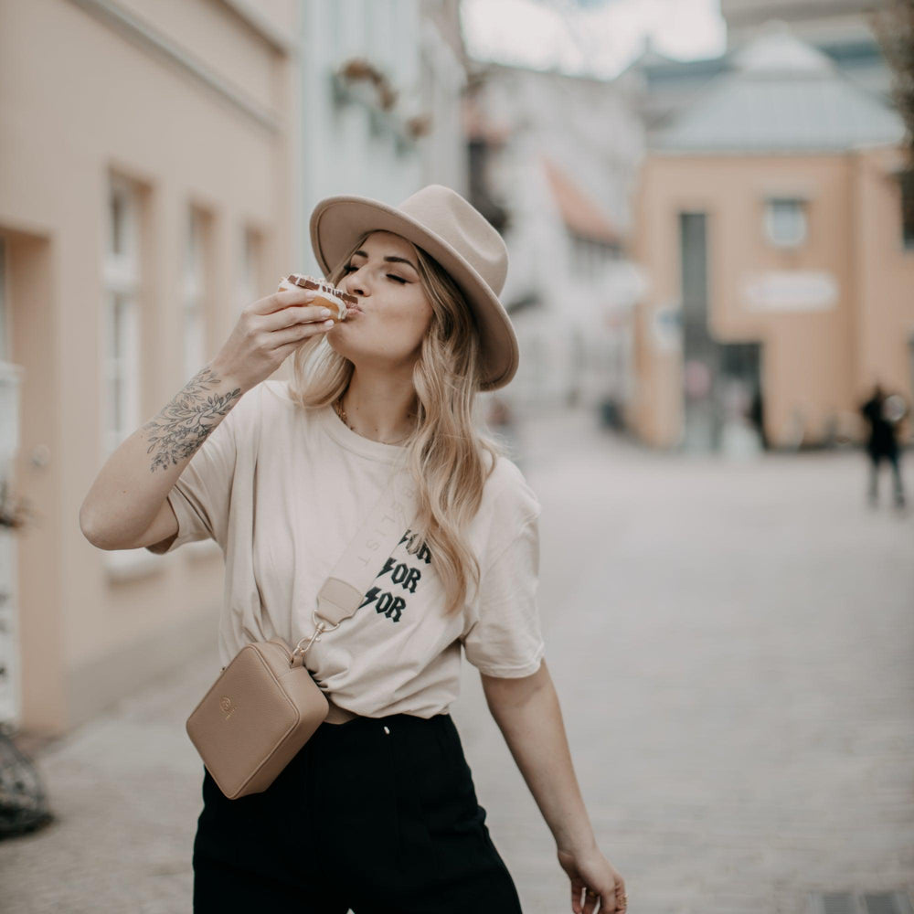 
                  
                    Anna trägt den Fashion Strap in sand kombiniert mit einer Minicrossbody Jade in taupe
                  
                