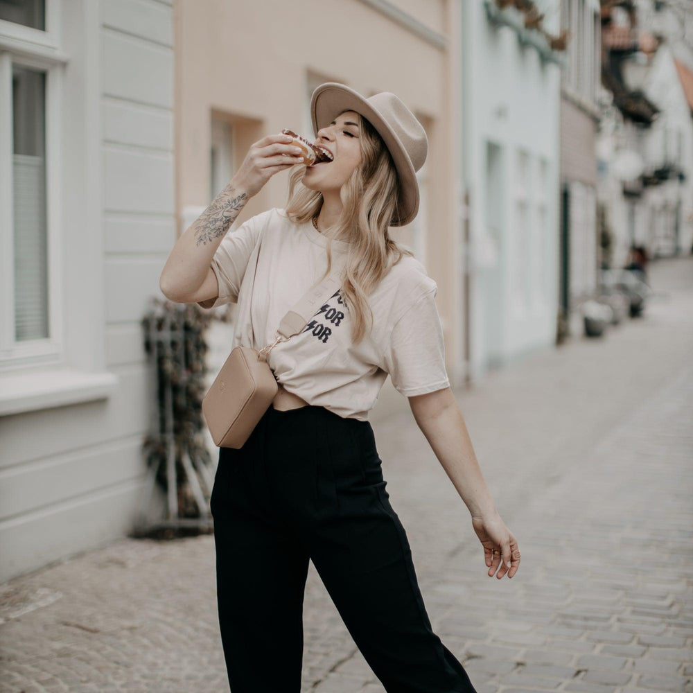 
                  
                    Anna trägt die Minicrossbody Jade mit den Fashion Strap in sand crossbody
                  
                