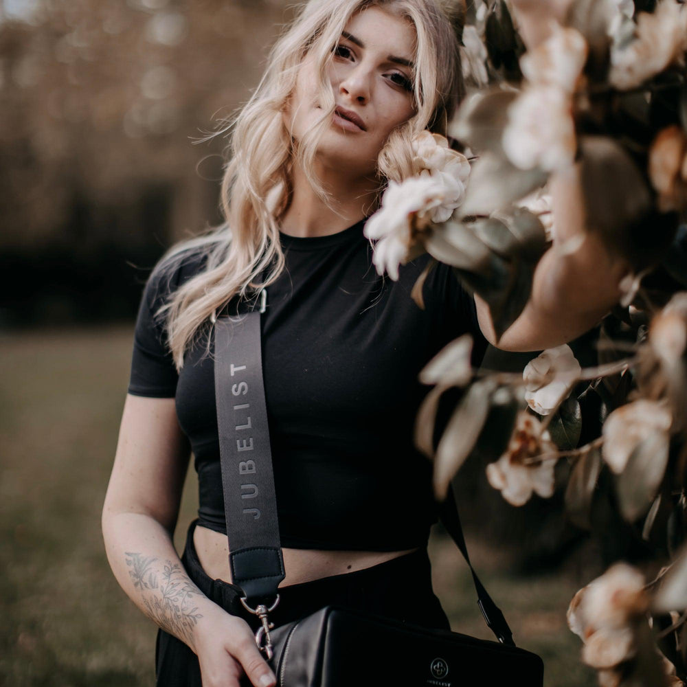 
                  
                    Eine Nahaufnahme des Fashion Strap in schwarz silber
                  
                