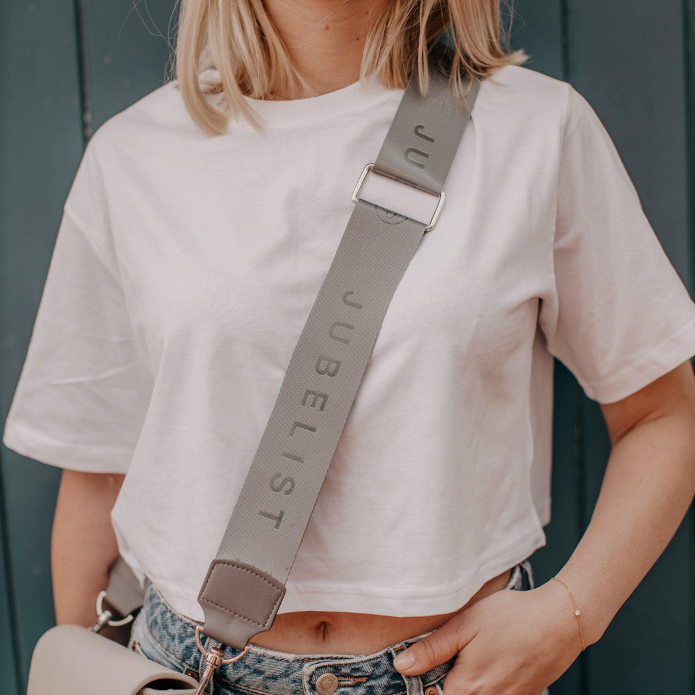 
                  
                    Eine Nahaufnahme des Fashion Strap in graphite silber mit dem Jubelist Schriftzug
                  
                